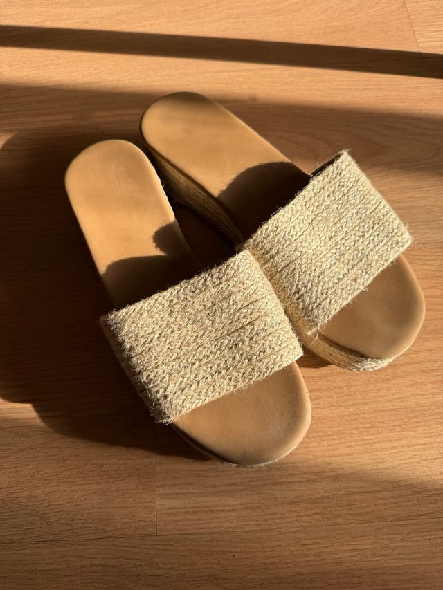 Sandalias cuña esparto beige y marrón. plataformas