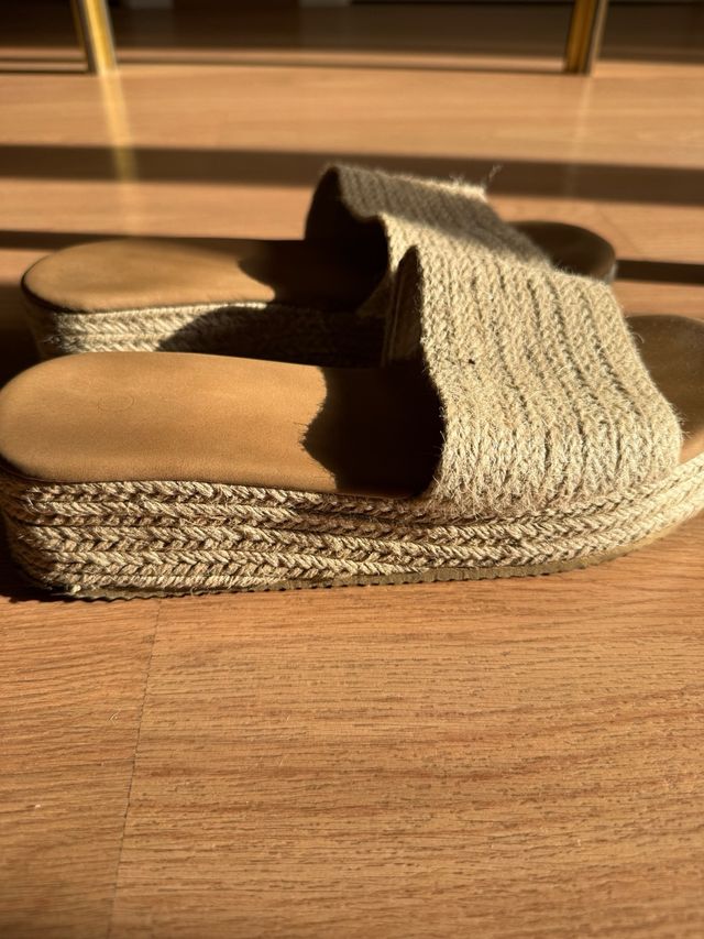 Sandalias cuña esparto beige y marrón. plataformas