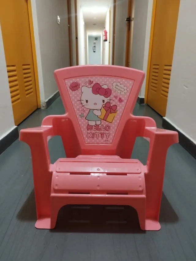 Silla infantil rosa Hello Kitty.
