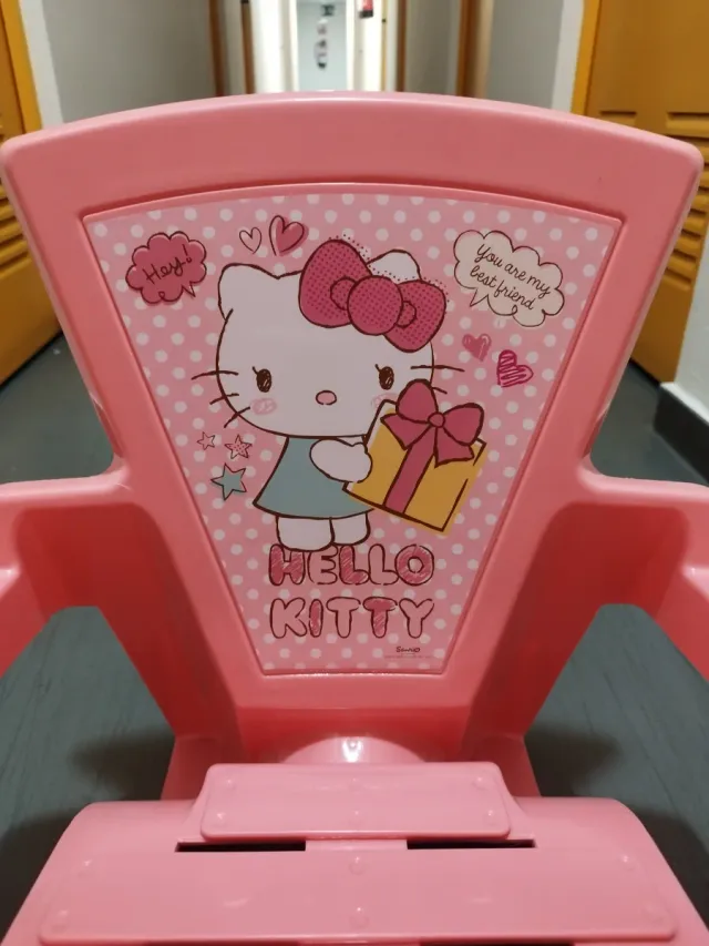 Silla infantil rosa Hello Kitty.