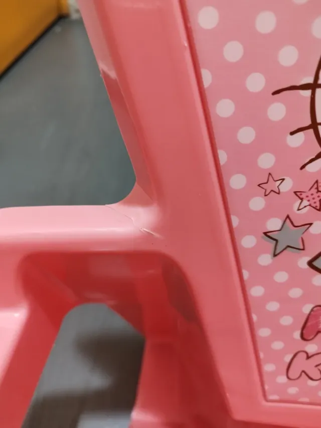 Silla infantil rosa Hello Kitty.