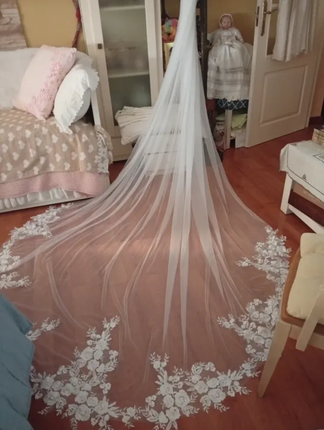 Véu de casamento em tule com bordado