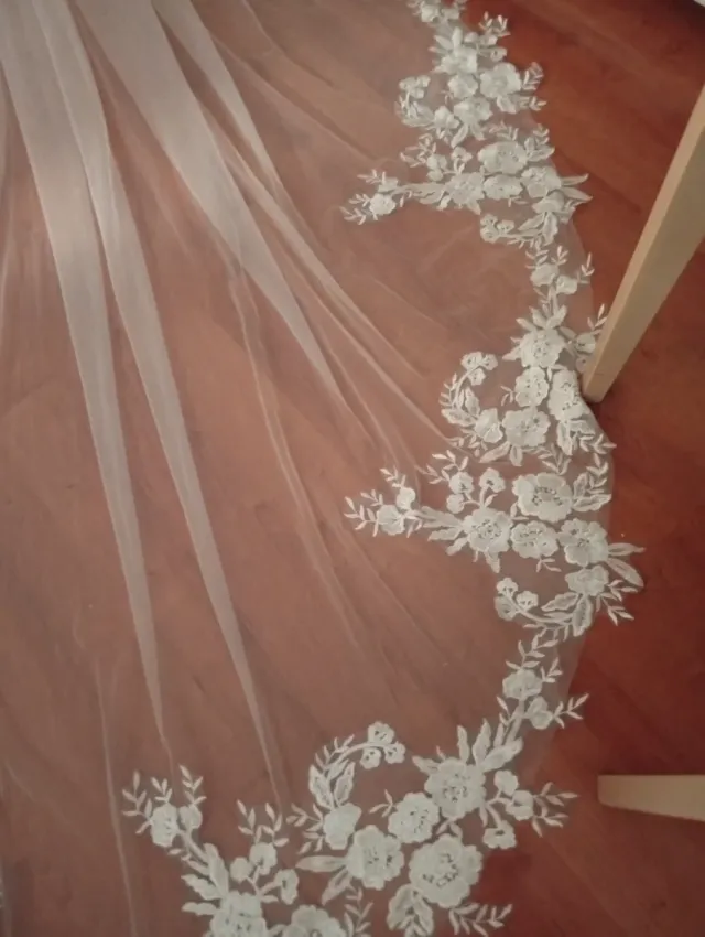 Véu de casamento em tule com bordado