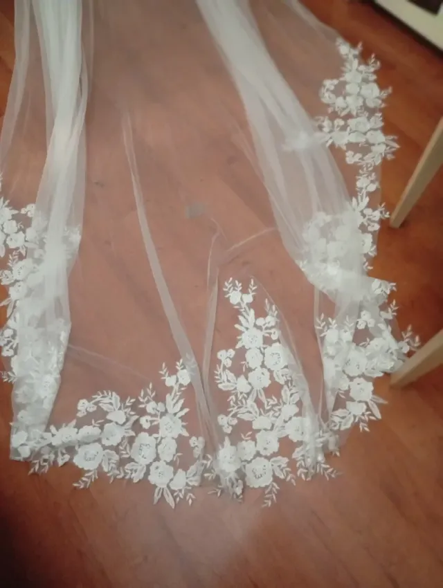 Véu de casamento em tule com bordado