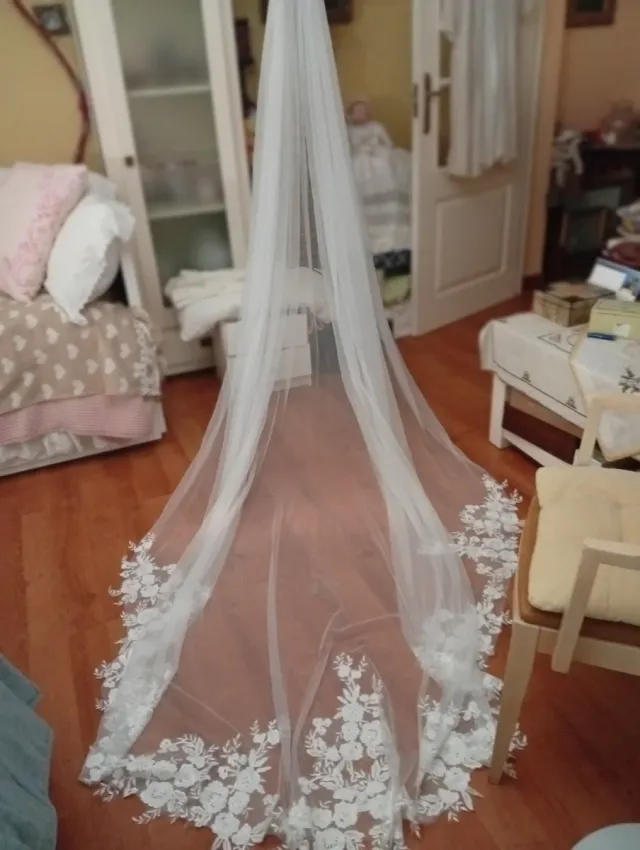 Véu de casamento em tule com bordado