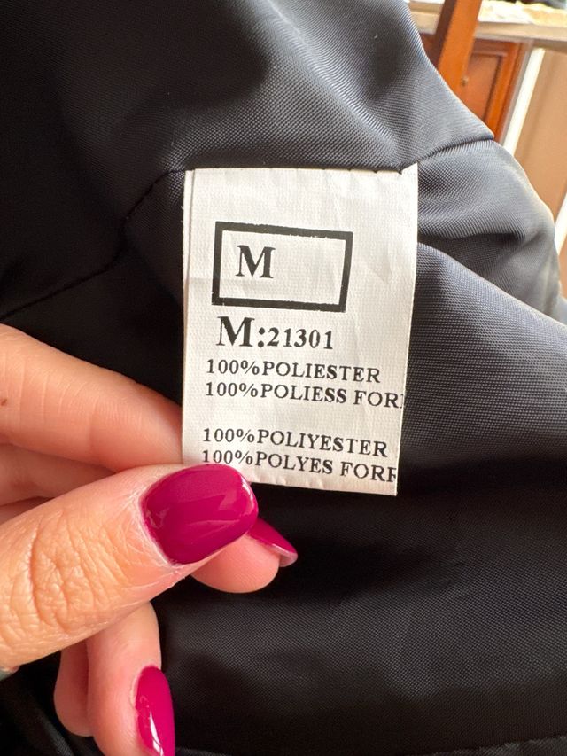 Abrigo de pelo negro con capucha