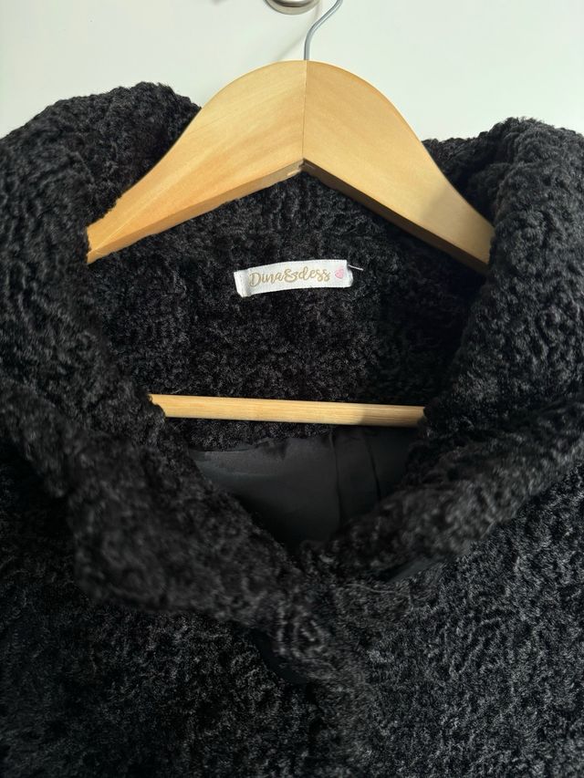 Abrigo de pelo negro con capucha