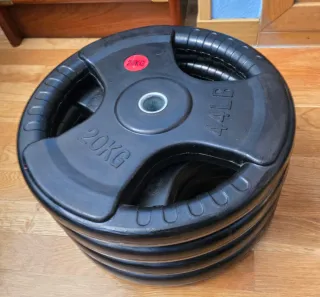 Barra con 6 discos y 2 colchonetas de gimnasio