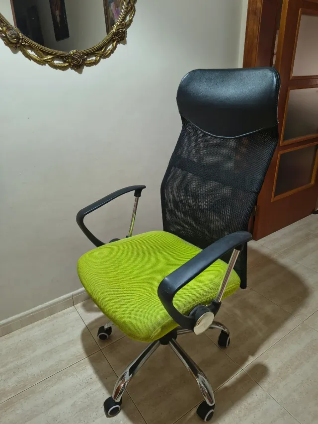 Sillón de oficina ergonómico negro y verde