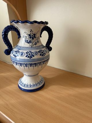 Botijo de cerámica azul y blanco