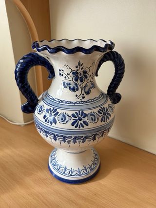 Botijo de cerámica azul y blanco