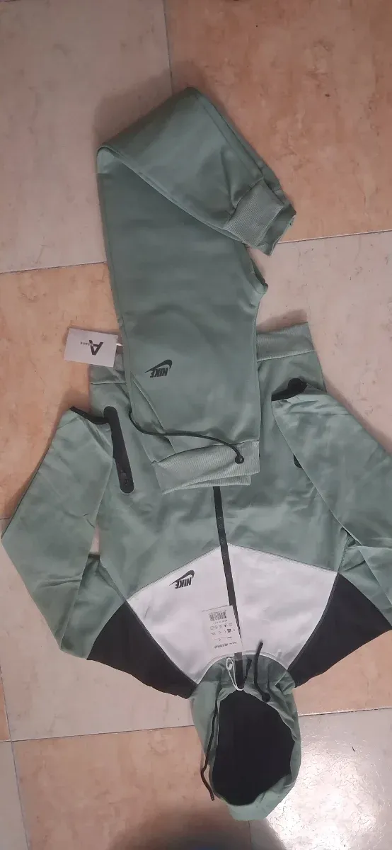 Conjunto Nike Verde y Blanco Hombre