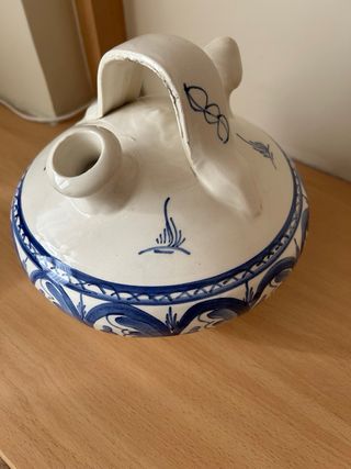 Botijo de cerámica azul y blanco