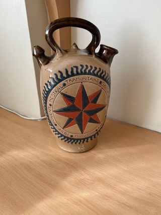 Botijo de cerámica con brújula