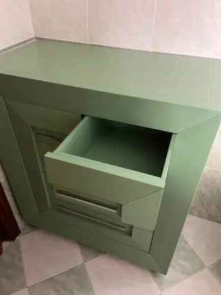 Mueble de baño verde con detalles plateados