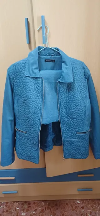 Conjunto chaqueta y falda cuero azul