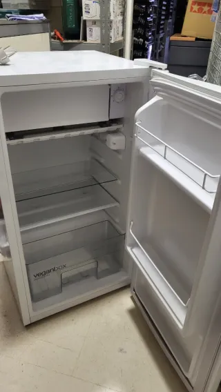 Frigorífico bajo encimera 80L. En perfecto estado
