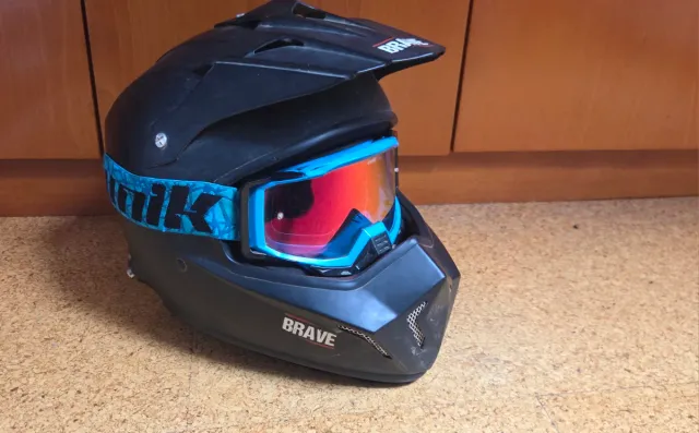 Casco Motocross Brave con Gafas