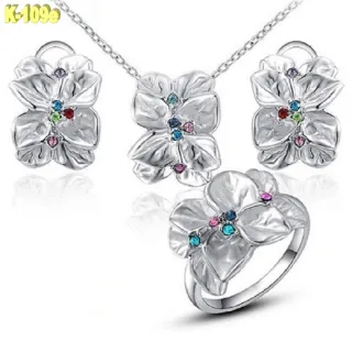 Conjunto Bisutería Flor Plateada con Pedrería