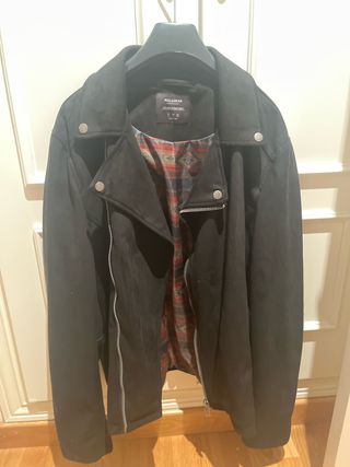 Cazadora efecto ante Pull&Bear negra