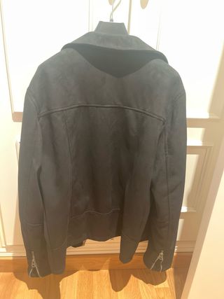 Cazadora efecto ante Pull&Bear negra
