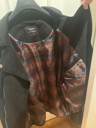 Cazadora efecto ante Pull&Bear negra