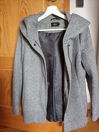 Chaquetón gris con capucha ONLY
