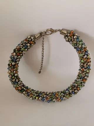 Collar Zara Multicolor y Plateado.