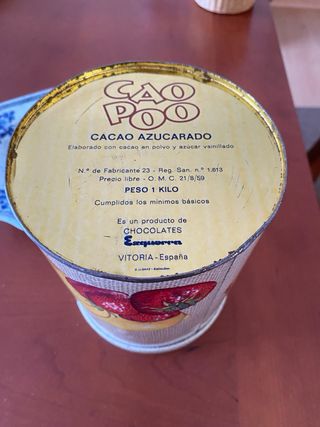 Bote de chapa antiguo con diseño de bayas