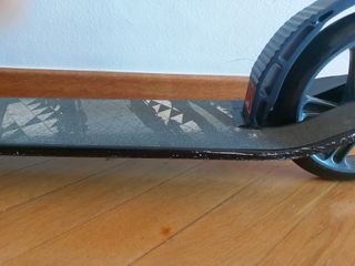 Patinete portátil negro y gris