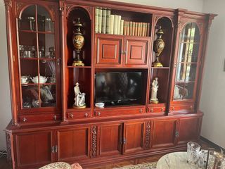Mueble de salón de madera oscura