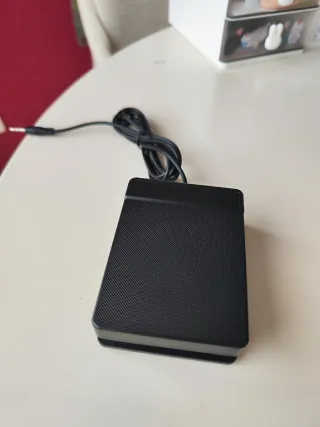 Pedal negro con cable