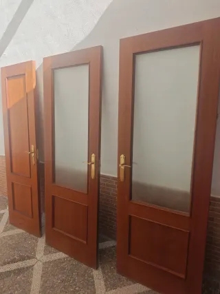 Puertas de madera macizas. 1 sin cristal 2 con