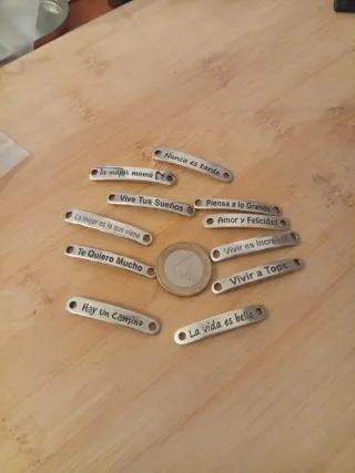 Lote 11 abalorios Zamak frases baño plata