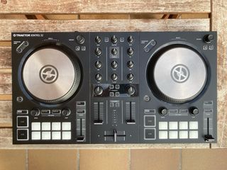 Controlador DJ TRAKTOR KONTROL S2 MK3