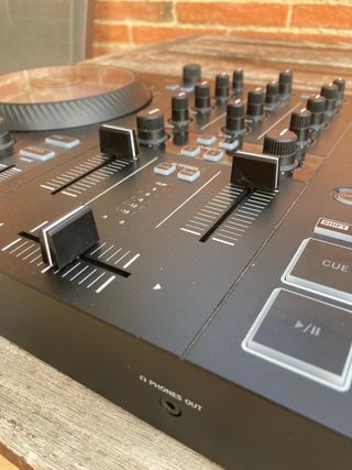 Controlador DJ TRAKTOR KONTROL S2 MK3