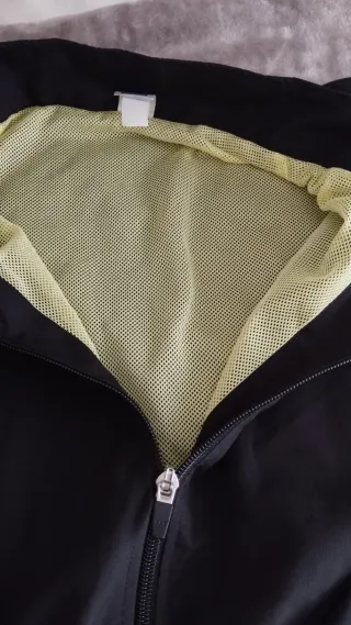 Cortavientos hombre negro y amarillo