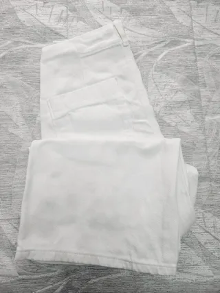 Pantalón vaquero blanco con botones