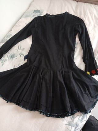 Vestido negro manga larga muñecas