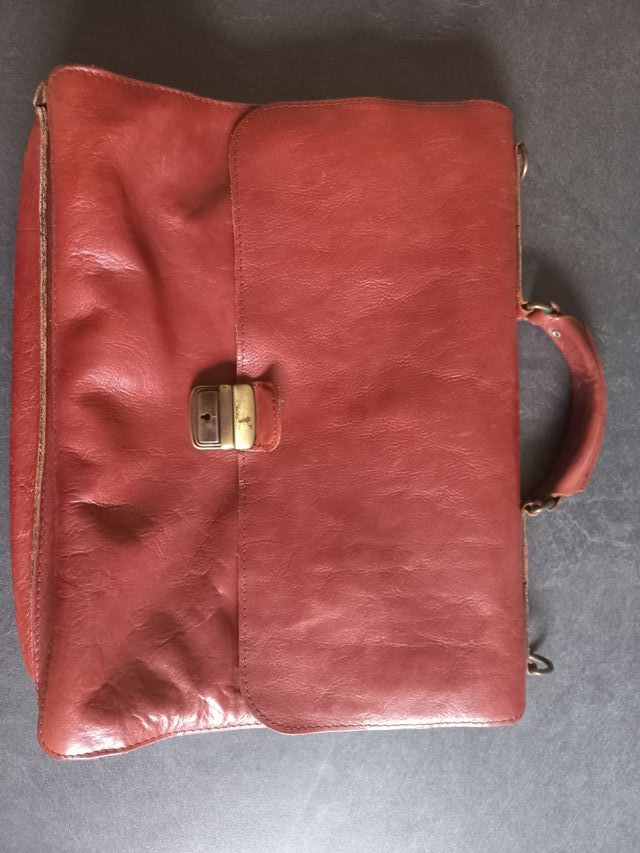 Maletín de piel marrón