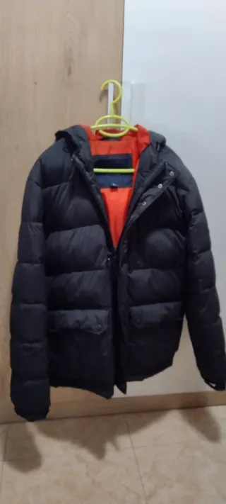 Vendo Chaqueta de plumas negra y naranja nueva 