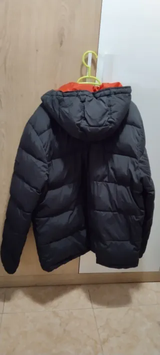 Vendo Chaqueta de plumas negra y naranja nueva 