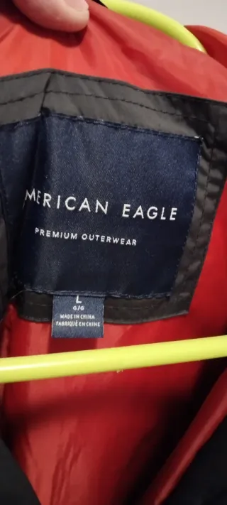 Vendo Chaqueta de plumas negra y naranja nueva 