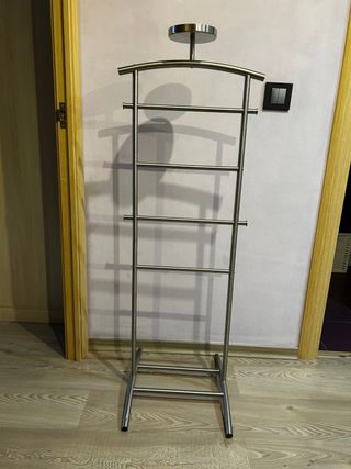 Galán de pie metálico estilo clásico