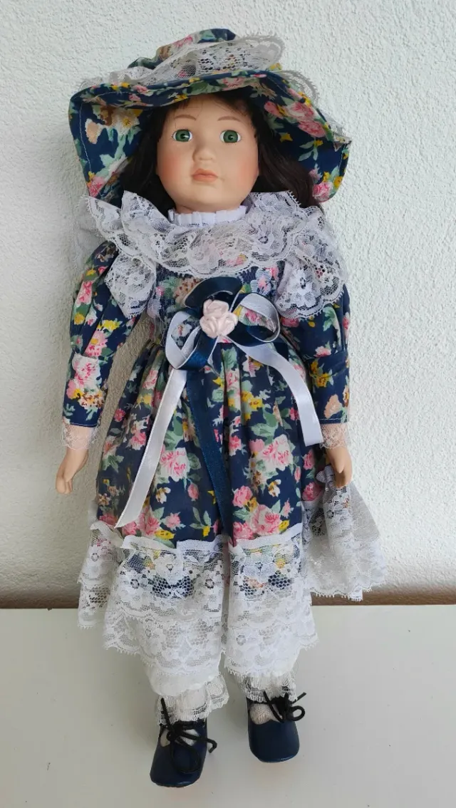 Muñeca de porcelana con vestido floral