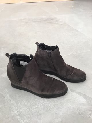 Botines de ante color gris oscuro 