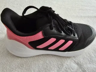 Zapatillas deportivas Adidas negras y rosas