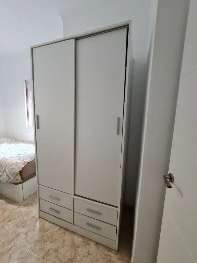 Armario blanco con cajones