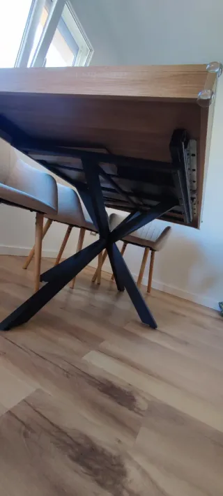 Mesa de comedor de madera clara.