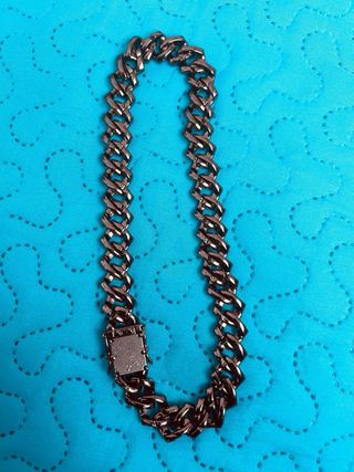 Cadena Negra con Diamantes Rojos